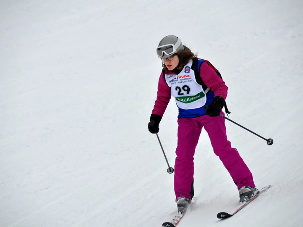 Skifahrerin mit Startnummer 29 in pinker Kleidung.